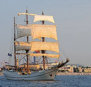 Großsegler mit gesetzten Segeln