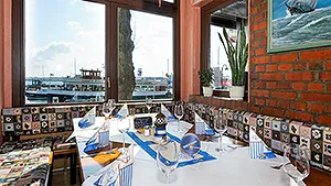 gedeckter Tisch in gemütlicher Sitzecke mit Blick auf den Alten Strom